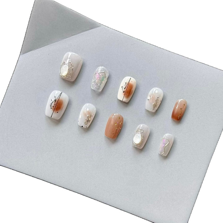 Künstlerisches Press-On Nagelkunst Set mit geometrischen und floralen Verzierungen