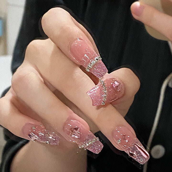 Glamouröse Kunstfingernägel mit Herzdesign Karnz