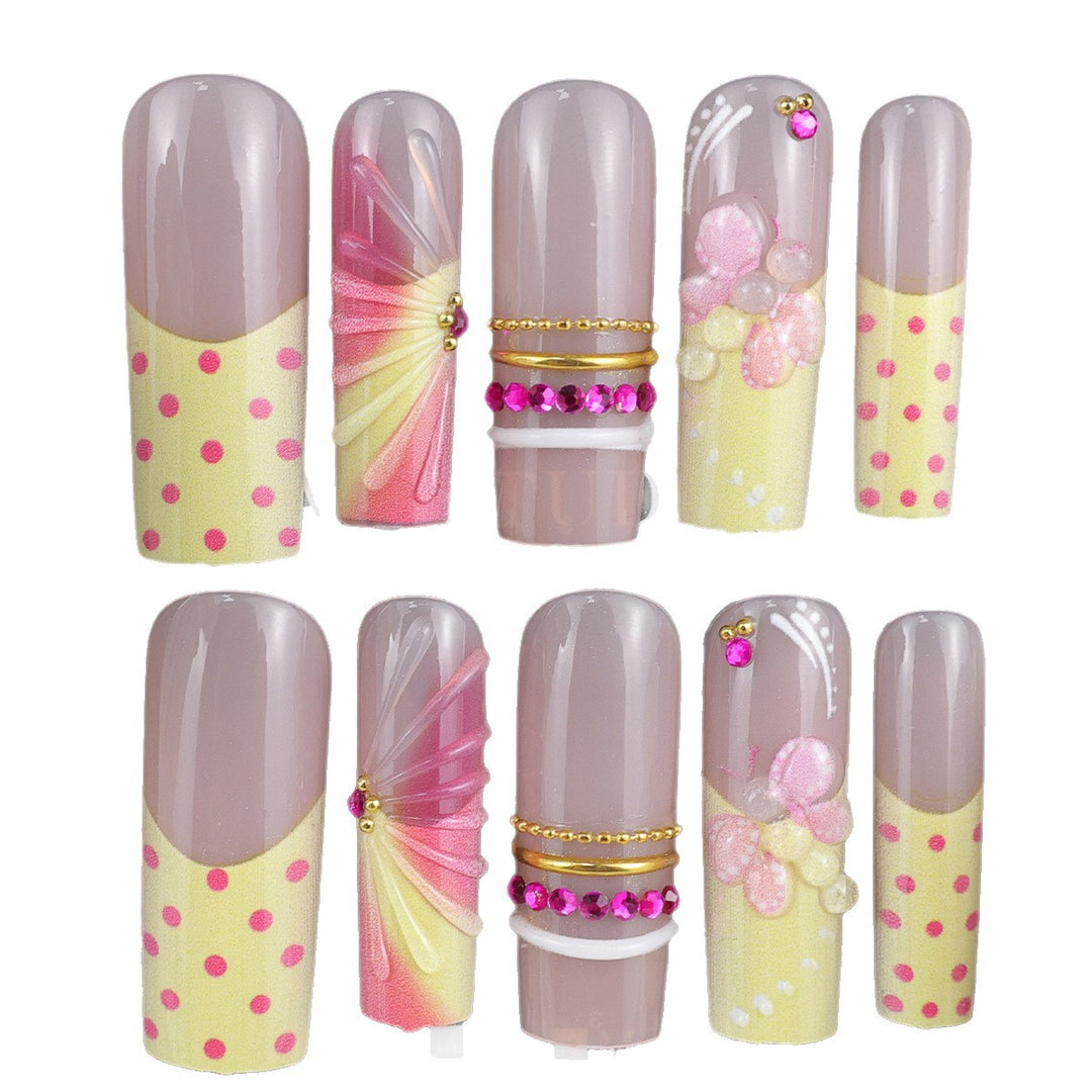 Kunstnagelset mit romantischen Blumen und verspielten Akzenten Karnz