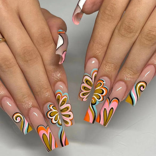 Kreatives Florales Muster Nagelkunst Karnz