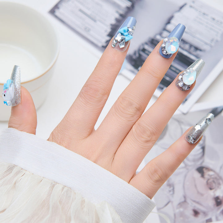 Kreative Kunstnägel mit 3D-Design und Glitzerakzenten Karnz