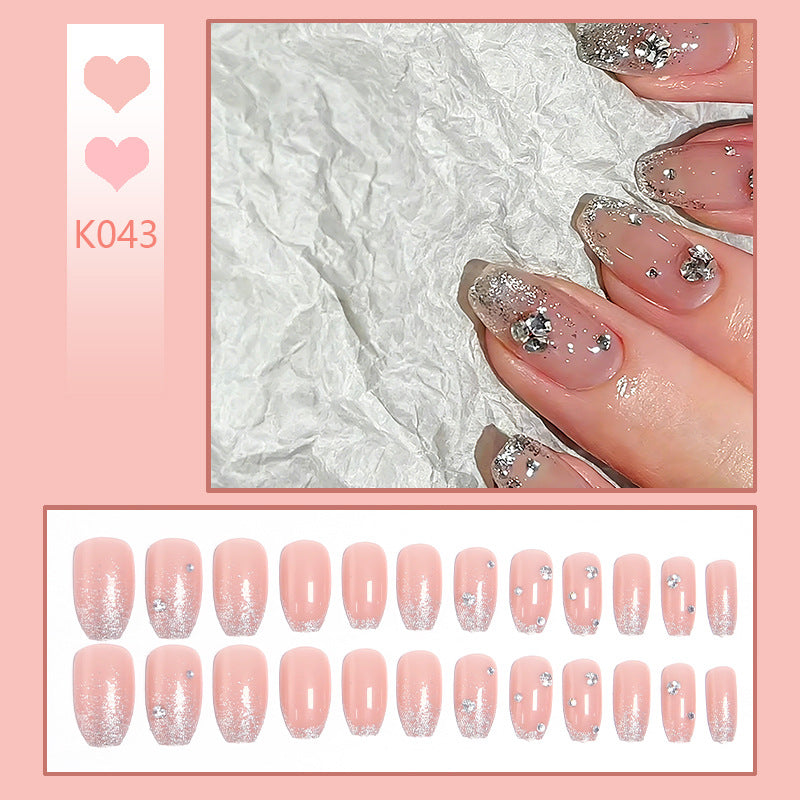 Glamouröse Kunstnägel mit Glitzer und Strassverzierungen Karnz