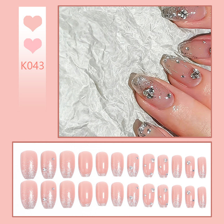 Glamouröse Kunstnägel mit Glitzer und Strassverzierungen Karnz