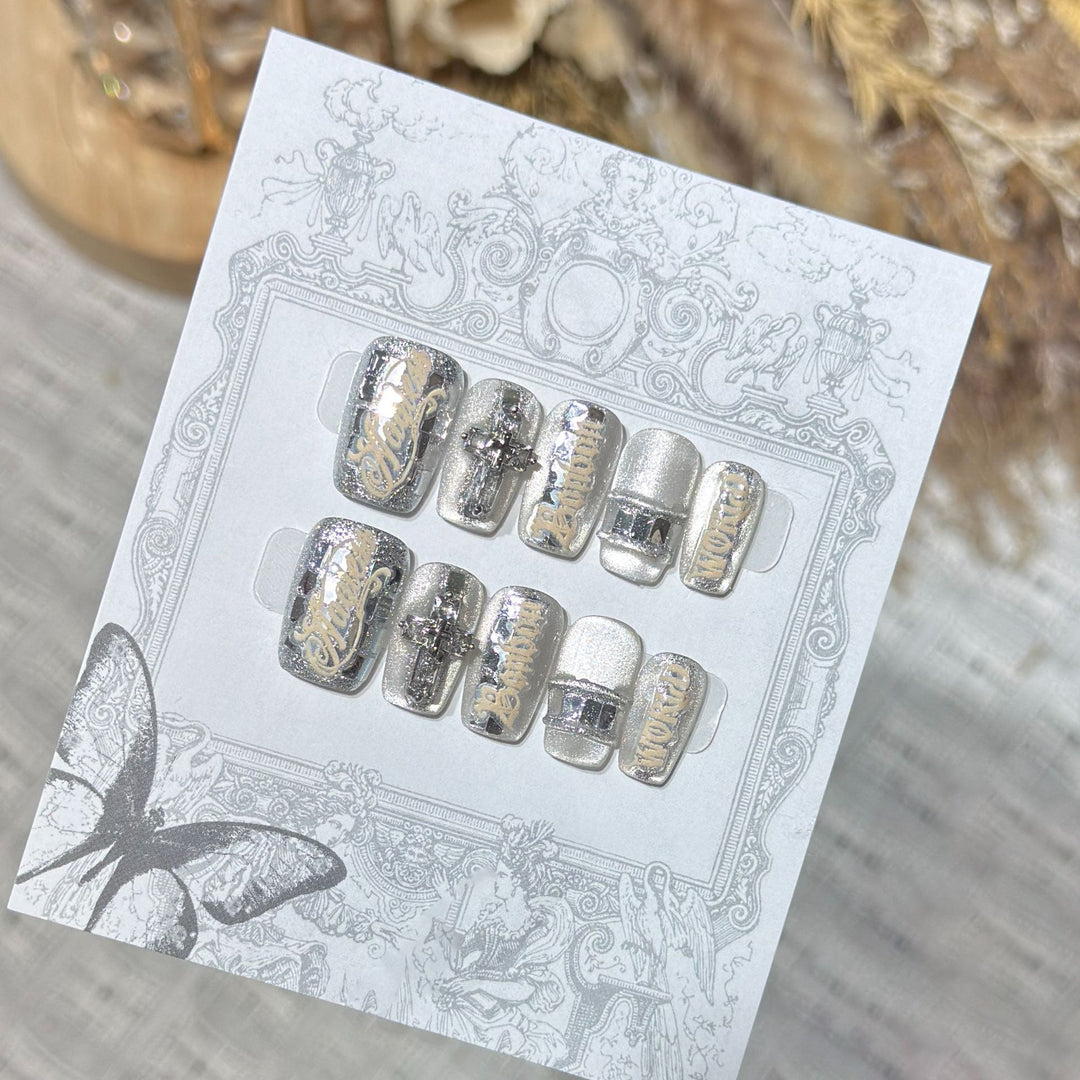 Metallic Press-On Nagelset mit dekorativen silbernen Akzenten Karnz