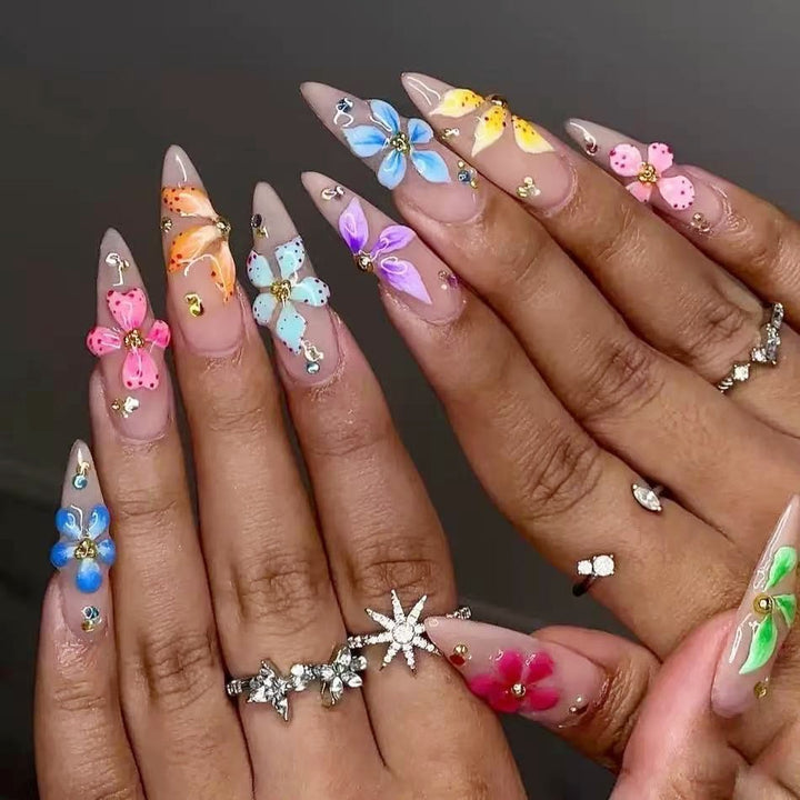 Künstliche Nagelspitzen mit floralen Verzierungen Karnz