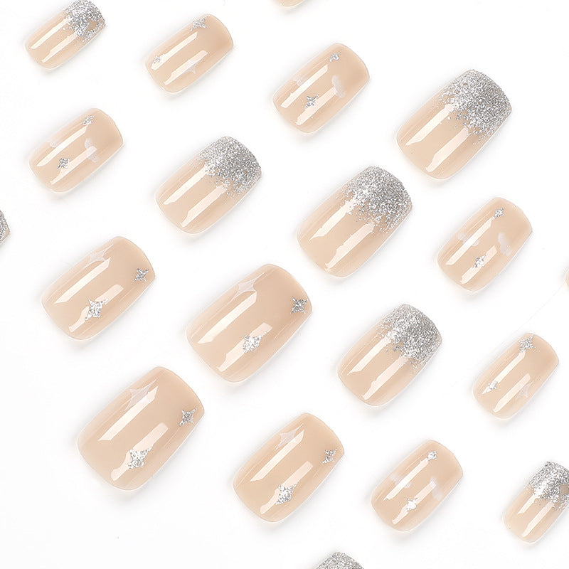 Glitzernde Nagelverlängerungen mit kreativem Schmuckdesign Karnz