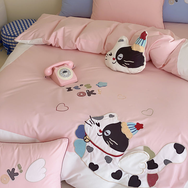 Kinder Verspielte Bestickte Katze & Herz Baumwoll Bettwäsche Bettbezug Set mit Wendbaren Paneelen und Plüsch Akzent Kissen