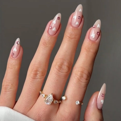 Dekorative Kunstnägel mit Herz-Motiv und Strass Karnz