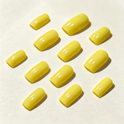 Elegante glänzende Nagelspitzen Karnz