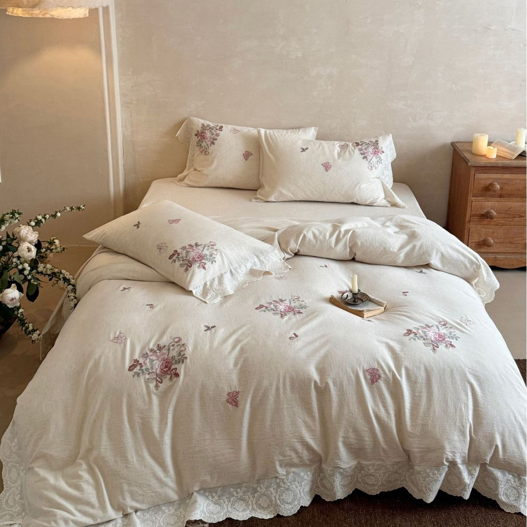 Besticktes Baumwoll‑Leinen Bettwäscheset mit Rosenmotiven, Spitzenvolant und natürlicher Struktur