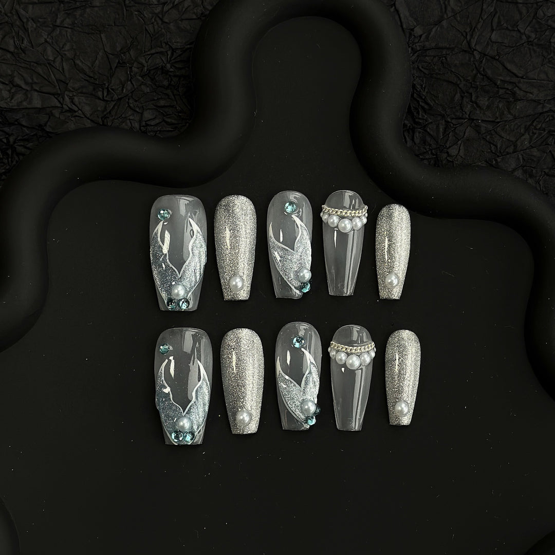 Glamouröses Press-On-Nail-Art-Set mit funkenspritzenden Akzenten und dekorativen Perlen