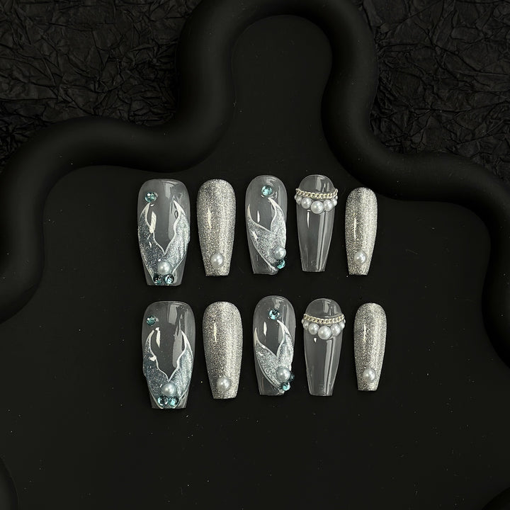 Glamouröses Press-On-Nail-Art-Set mit funkenspritzenden Akzenten und dekorativen Perlen