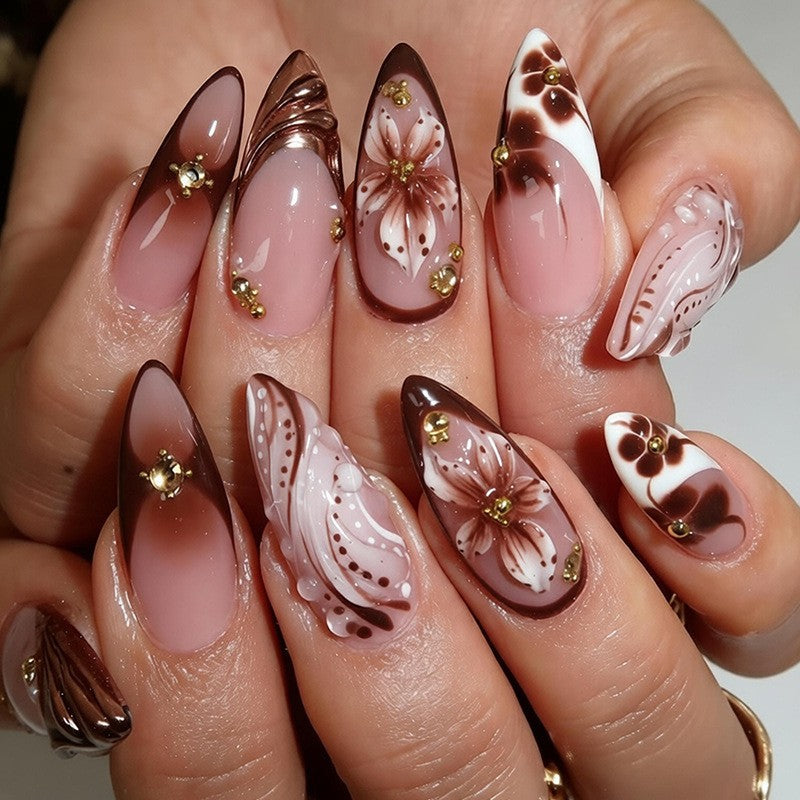 Kunstvolle Nagelspitzen mit Herbstmotiven Karnz