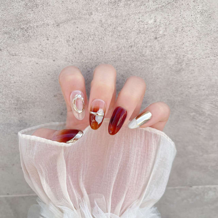 Stylisches Press-On Nail Art Set mit einzigartigen metallischen und Marmor-Designs