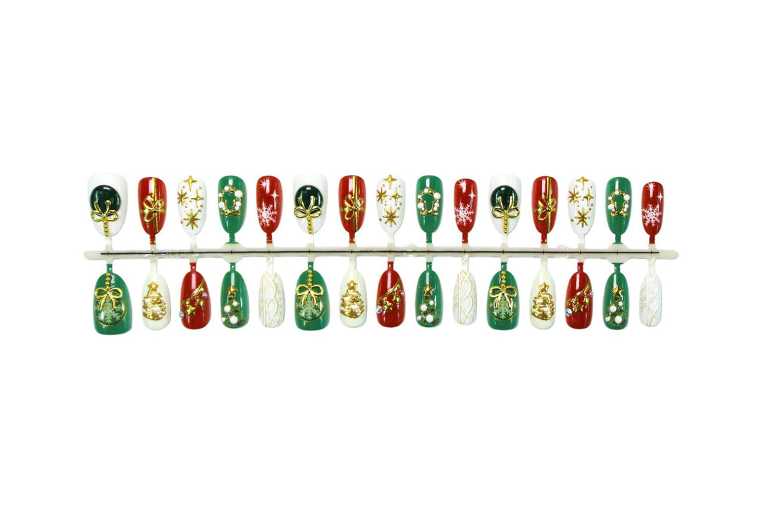 Kunstnagelset mit festlichen Weihnachtsmotiven und glamourösen Goldverzierungen Karnz