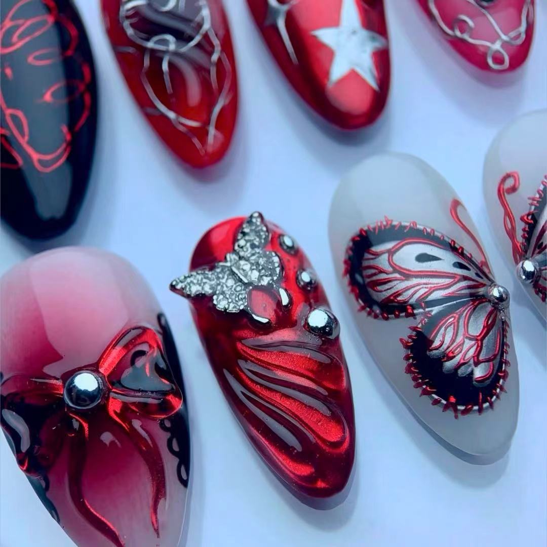 Künstlerisches Press-On Nagelset mit Schmetterlings- und Sterndetails Karnz