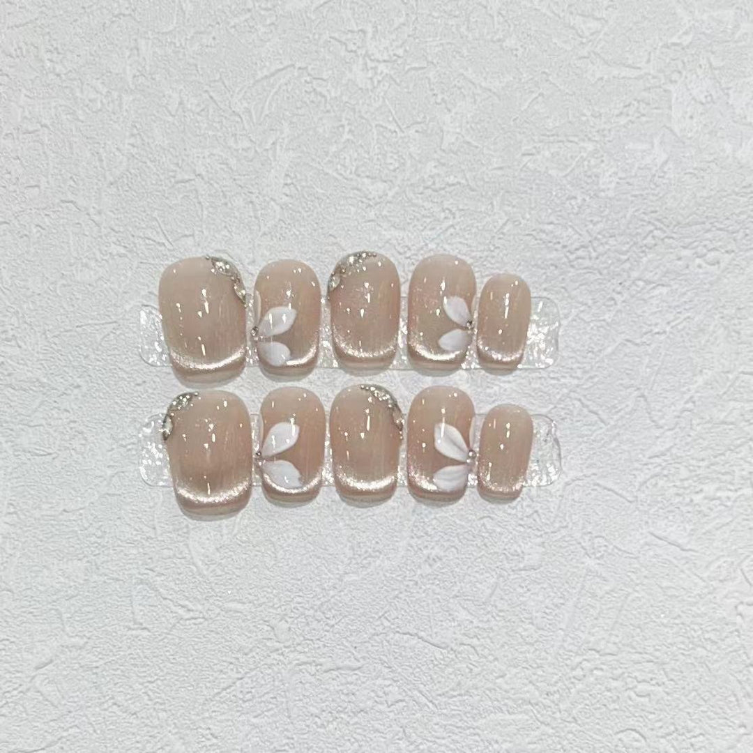 Dekoratives Press-On-Nagelset mit elegantem Blattdesign Karnz