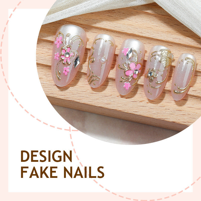 Kunstnagelset mit floralen und goldenen Details Karnz