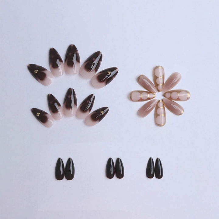 Kunstnagelset mit eleganten Ombre-Design und Goldverzierungen Karnz