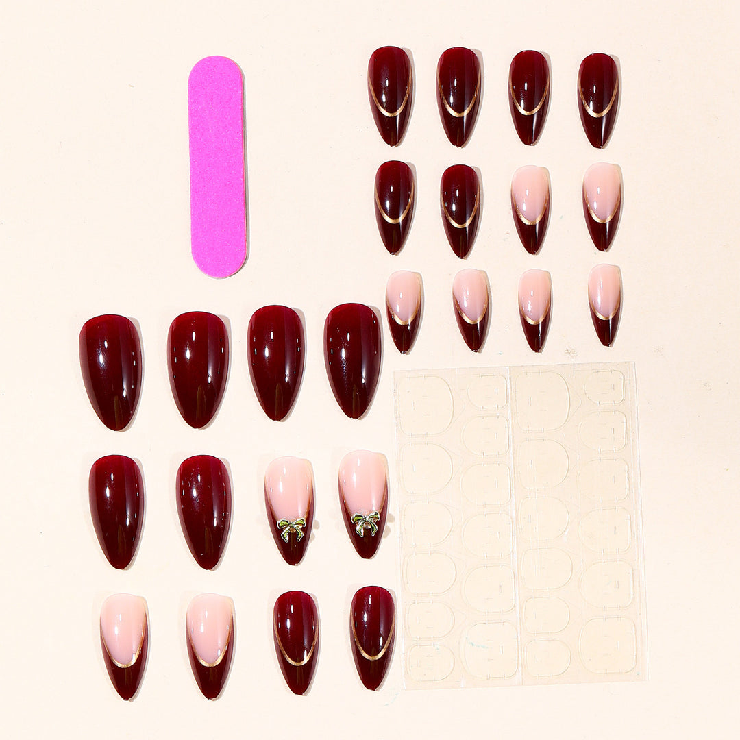 Elegante Stiletto-Nagelkunstverlängerungen mit goldenen Akzenten Karnz