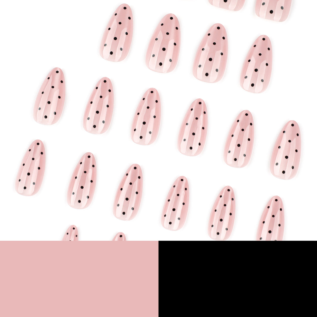 Elegante Nageldesigns mit Polka-Dot-Muster Karnz