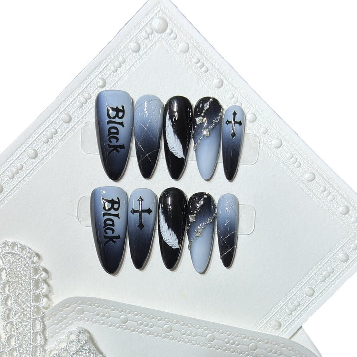 Künstlerisches Press-On Nagelset mit gotischem Feder- und Kreuzdesign Karnz