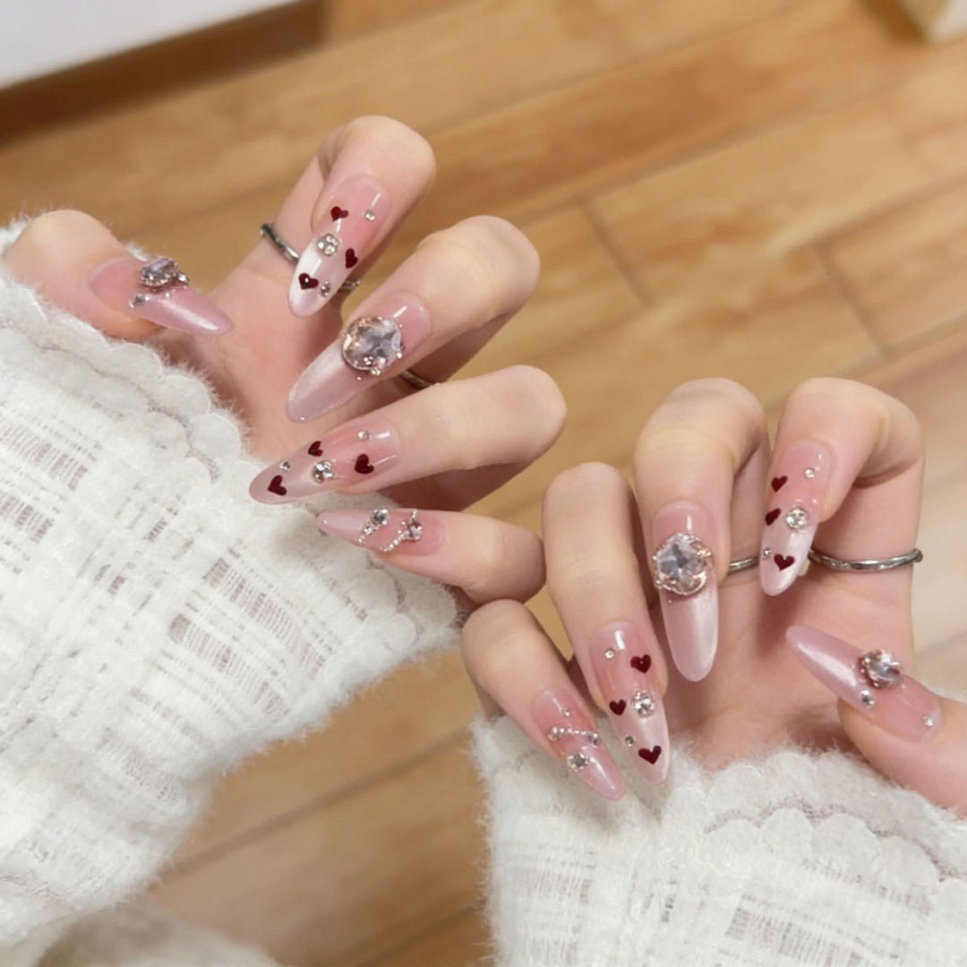 Dekorative Press-On-Nagelkunst mit Herz- und Edelsteindetails Karnz