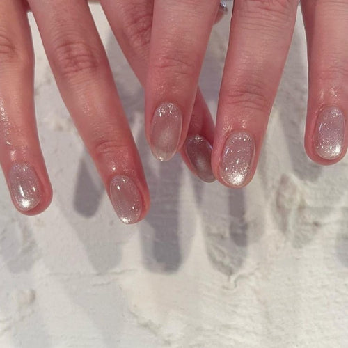 Kunstvolle Nagelverlängerungen mit Glitzer-Effekt Karnz