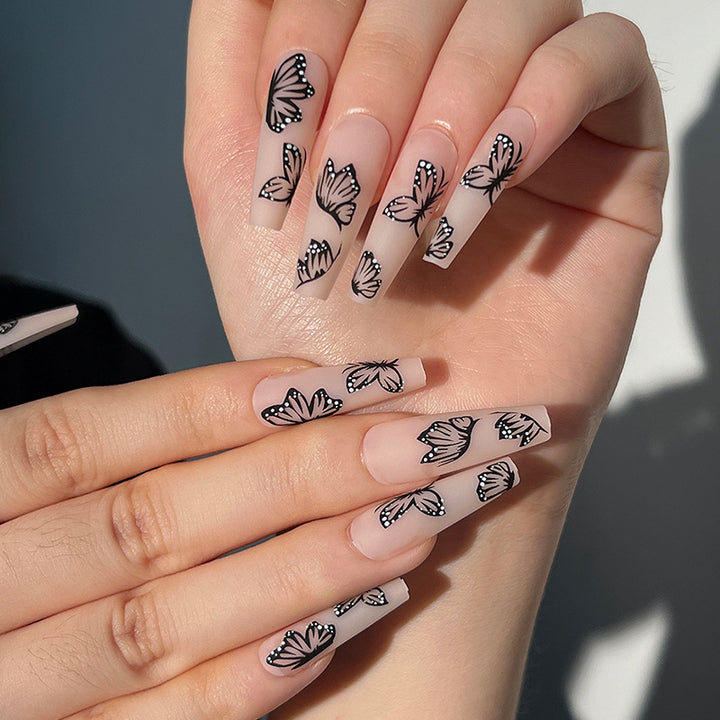 Kunstvolle Nagelverlängerungen mit Schmetterlingsdesign Karnz