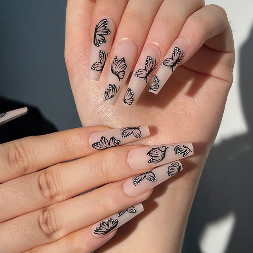 Kunstvolle Nagelverlängerungen mit Schmetterlingsdesign Karnz