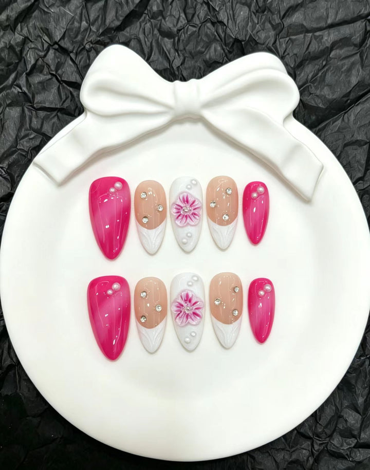 Glamouröser Press-On-Nagelset mit floralen und Juwelenakzenten