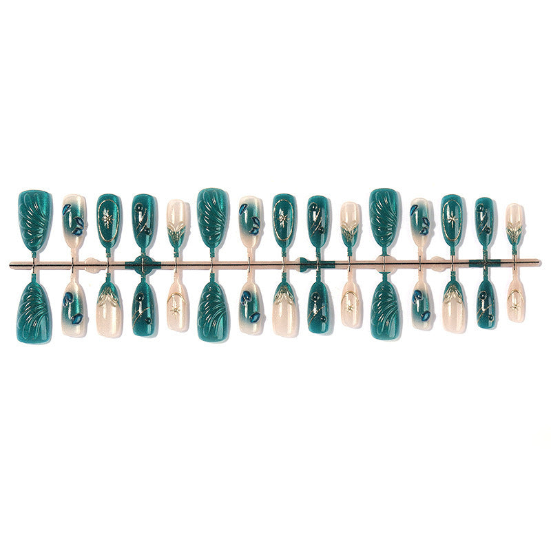 Kunstnagelset mit Exklusivem Blattdesign und Eleganten Glitzerakzenten Karnz
