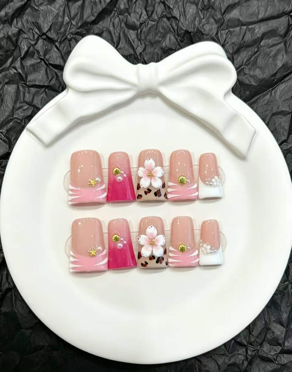 Dekoratives Press-On Nail Art Set mit floralen und Insektenakzenten
