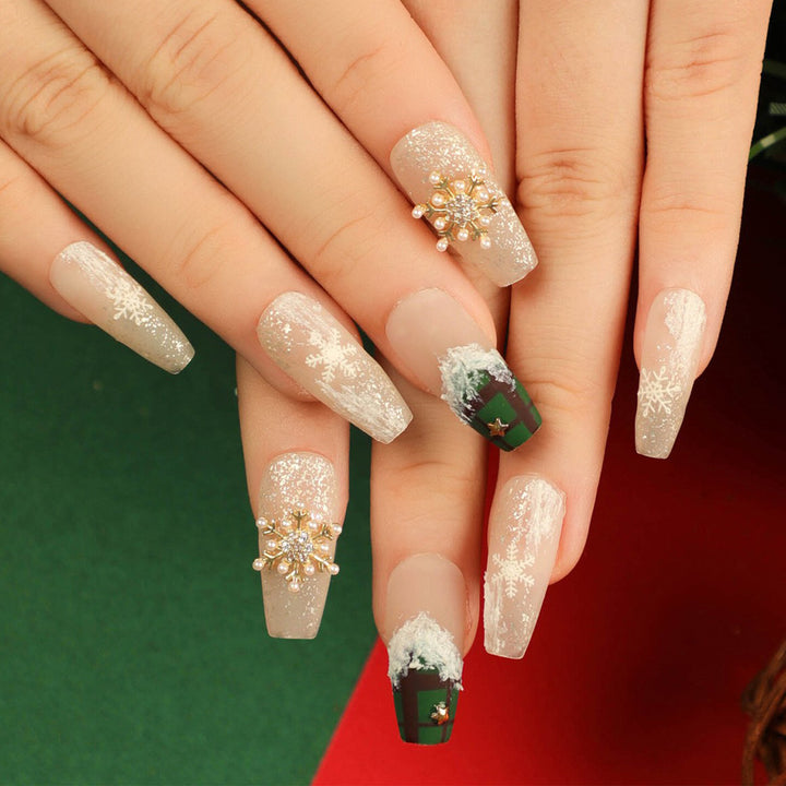 Kunstvolle Nagelverlängerungen mit festlichem Weihnachtsdesign Karnz