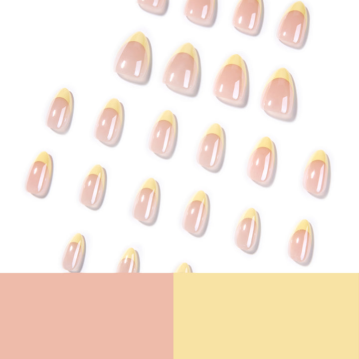 Elegante und raffinierte Nagelkunst mit schimmerndem French-Tip Karnz