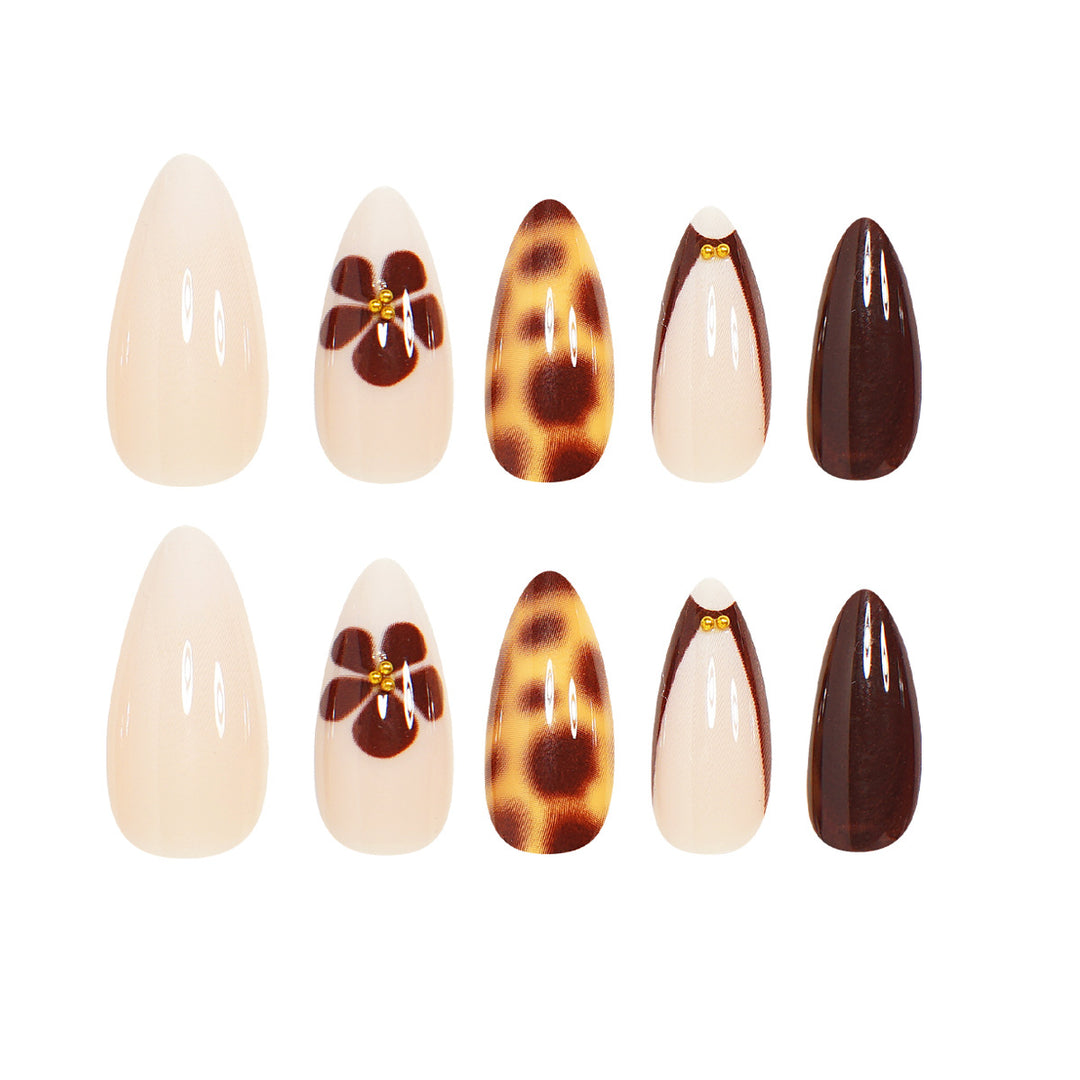 Elegantes Stiletto Press-On Nagelkunst Set Karnz