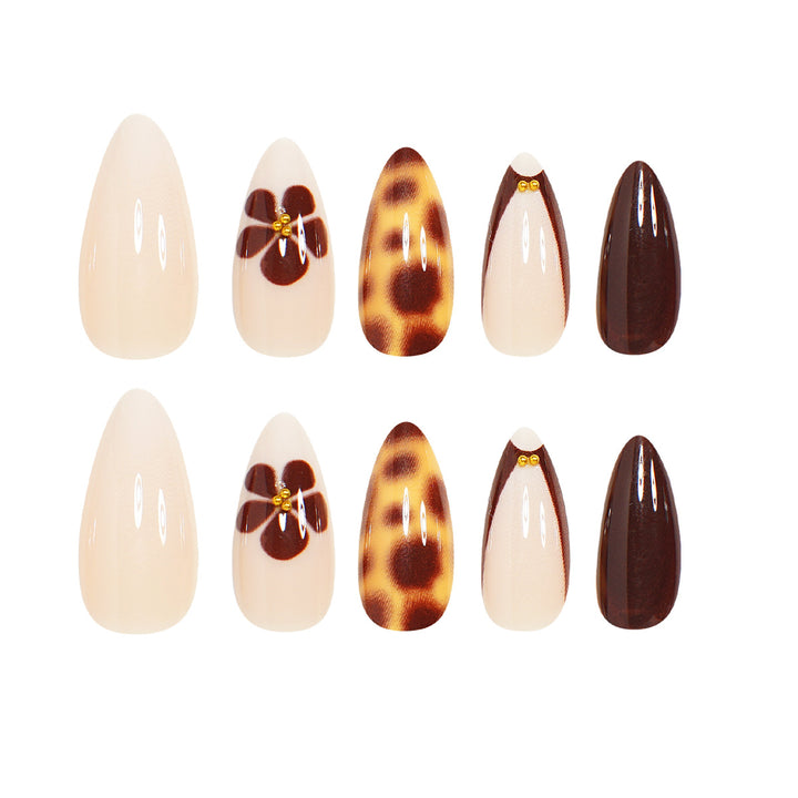 Elegantes Stiletto Press-On Nagelkunst Set Karnz