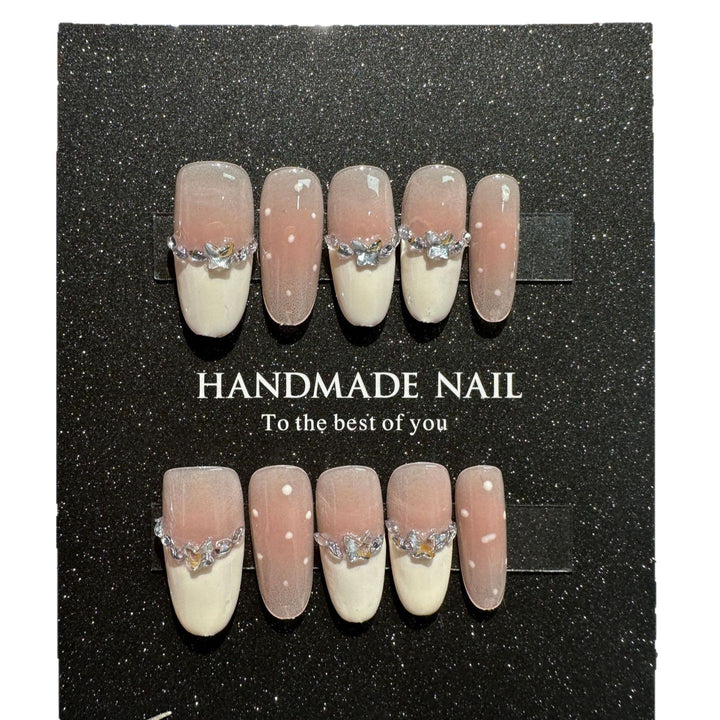 Handgefertigtes elegantes Press-On-Nagelset mit Edelsteindetails