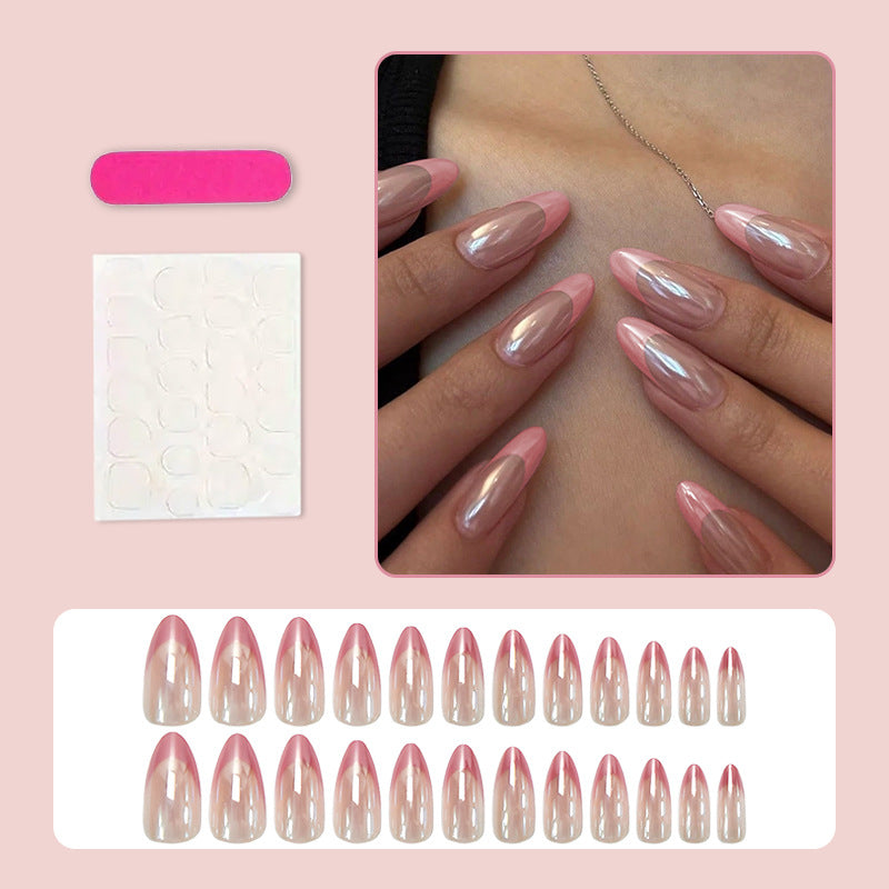 Kunstnagelset mit eleganten spitzen Formen und glänzenden Akzenten Karnz