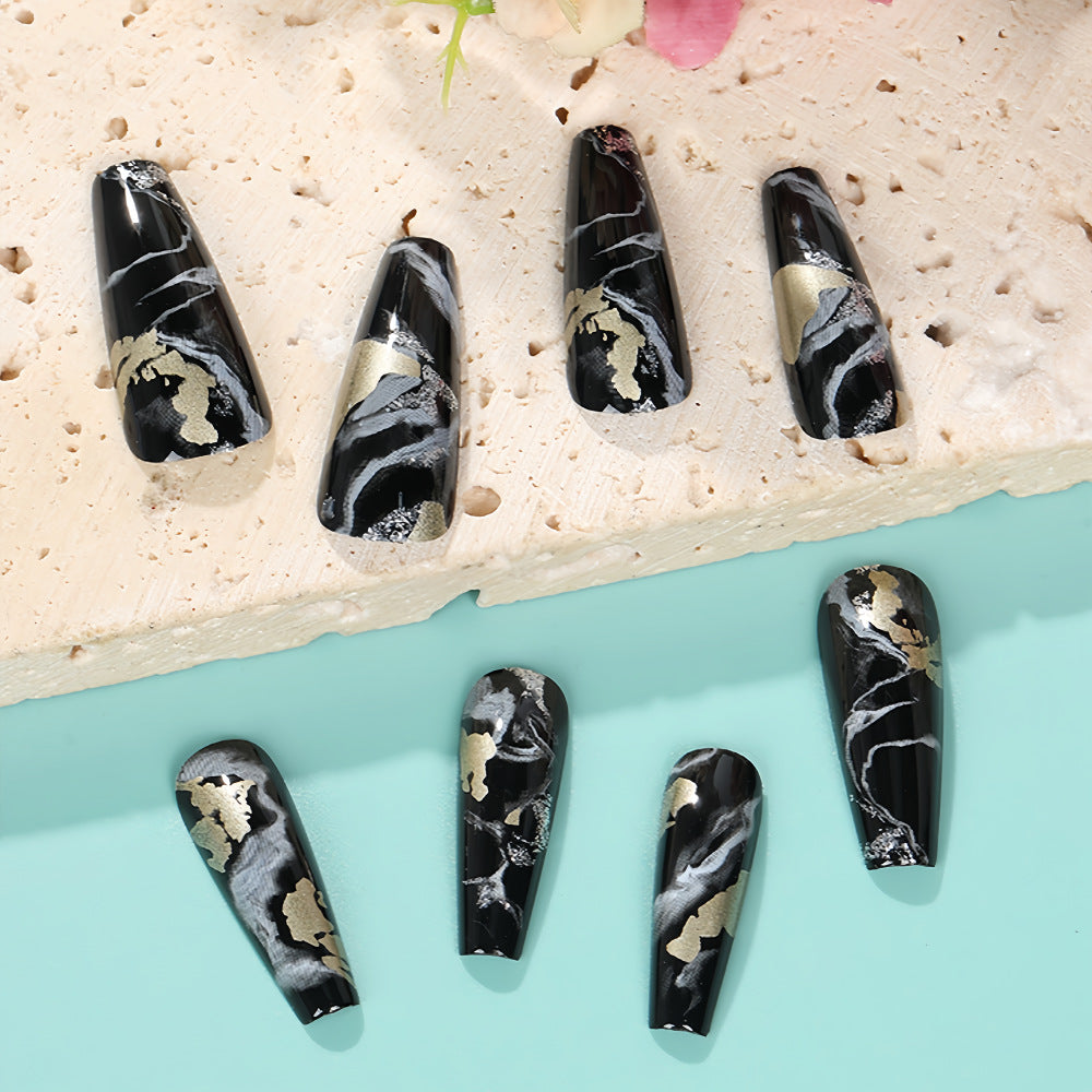 Kunstnägel im eleganten Marmor- und Gold-Design Karnz