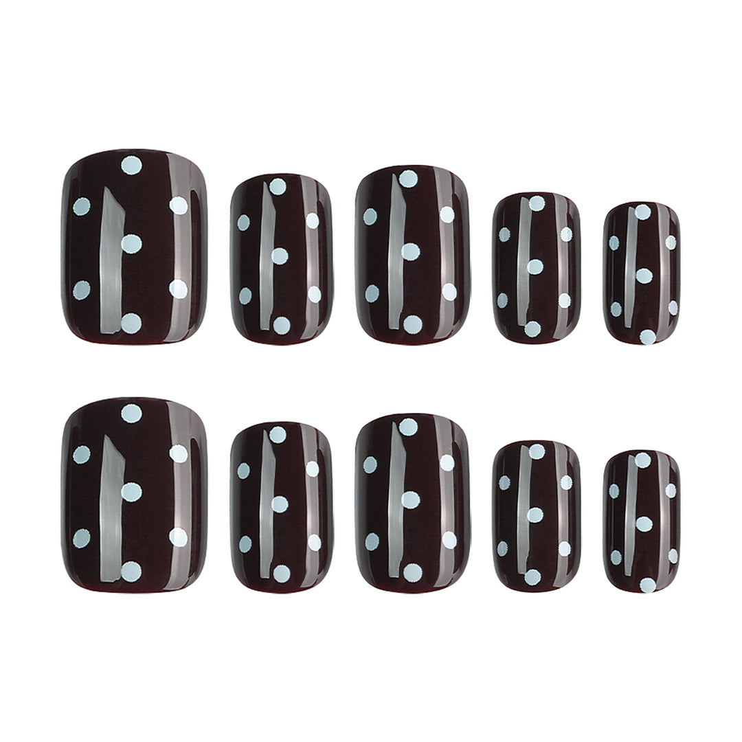 Kunstvolle Nagelkunst mit verspieltem Punktedesign Karnz