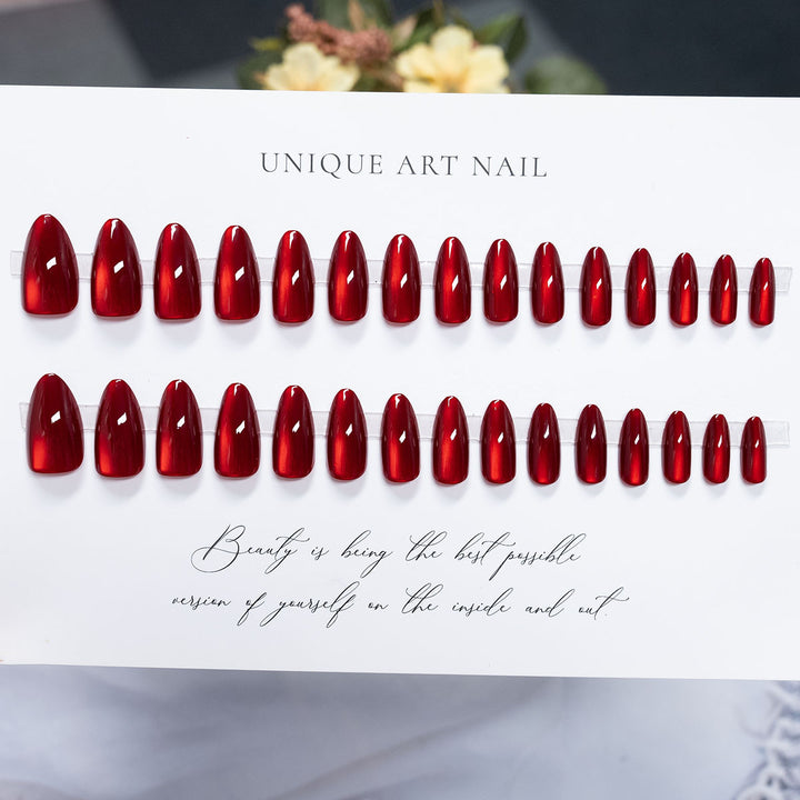 Glänzende Stiletto-Gel-Nagelerweiterungen
