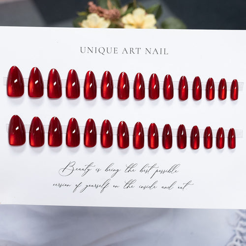 Glänzende Stiletto-Gel-Nagelerweiterungen