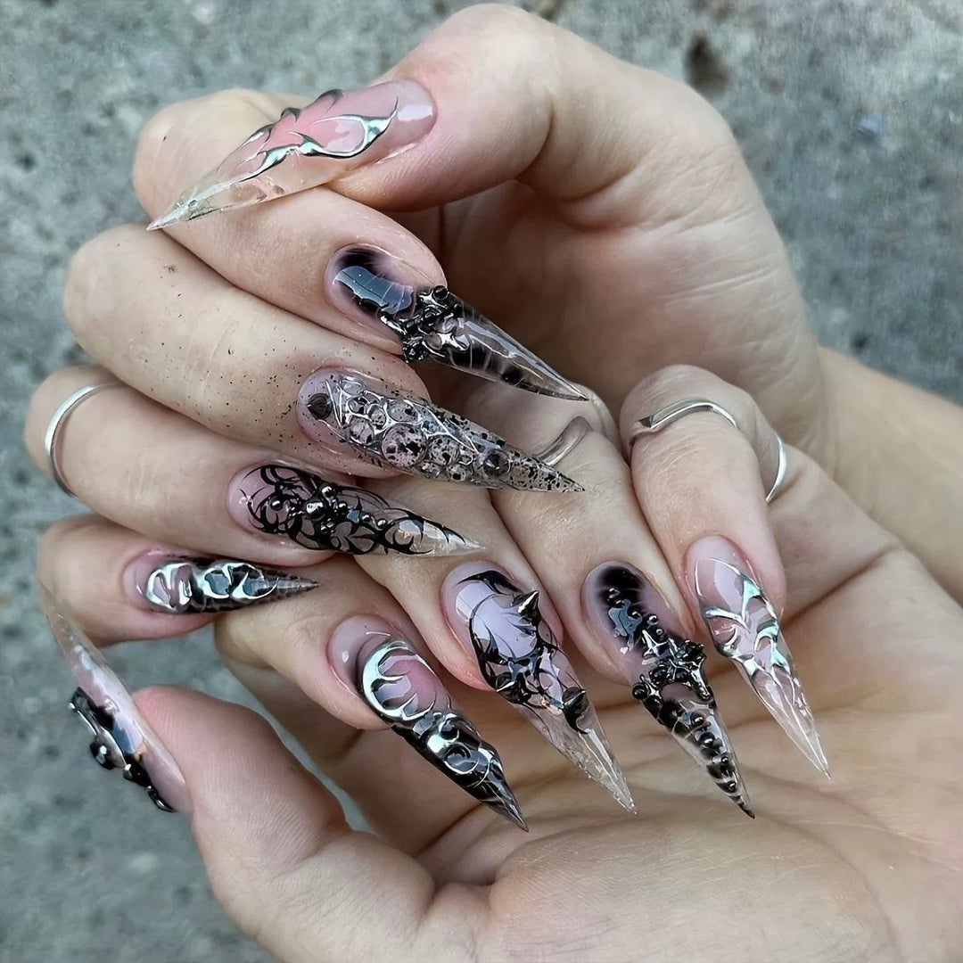 Künstlerische Stiletto-Nagelverlängerungen mit schwarzen Details Karnz