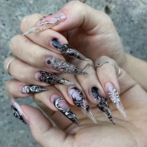 Künstlerische Stiletto-Nagelverlängerungen mit schwarzen Details Karnz