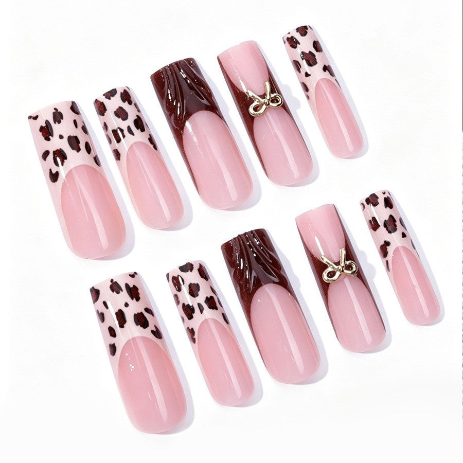 Kunstnagelset mit stilvollem Leopardenmuster und eleganten Akzenten Karnz