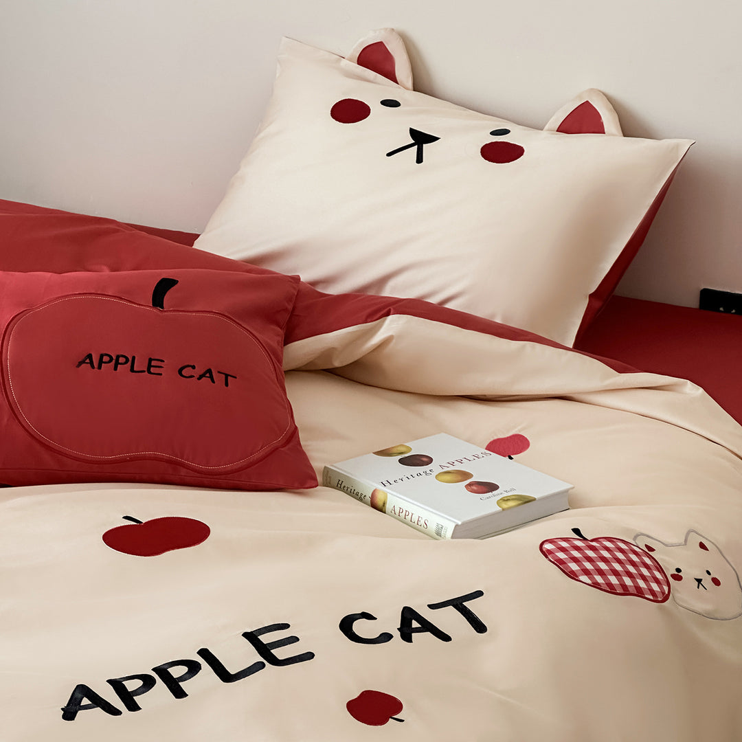 Kinder-Bettwäsche-Set mit Apfel-Katzen-Applikationen und gesteppter Dekokissenhülle Karnz