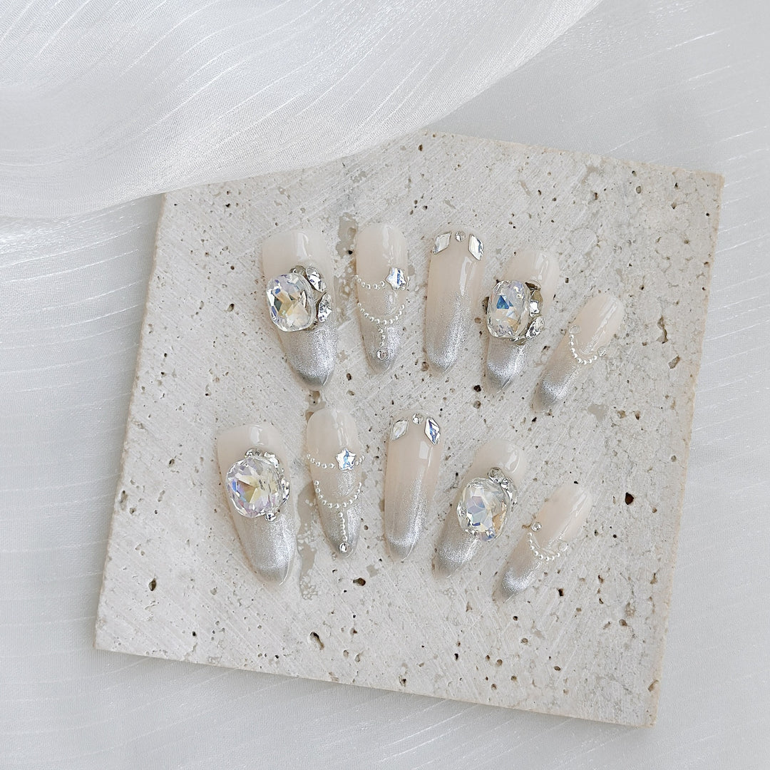 Dekoratives Nail Art Set mit Strass- und Metallic-Akzenten