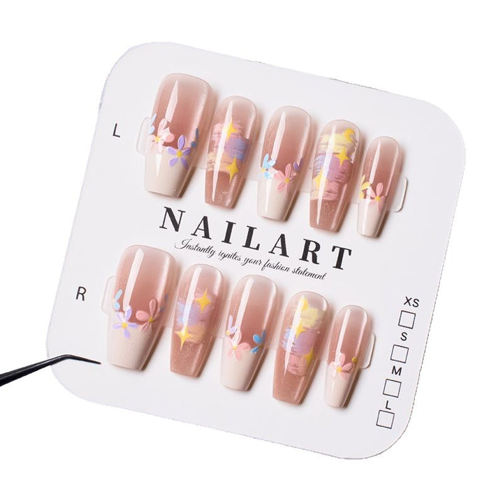 Blumeninspiriertes Press-On Nagelkunst Karnz