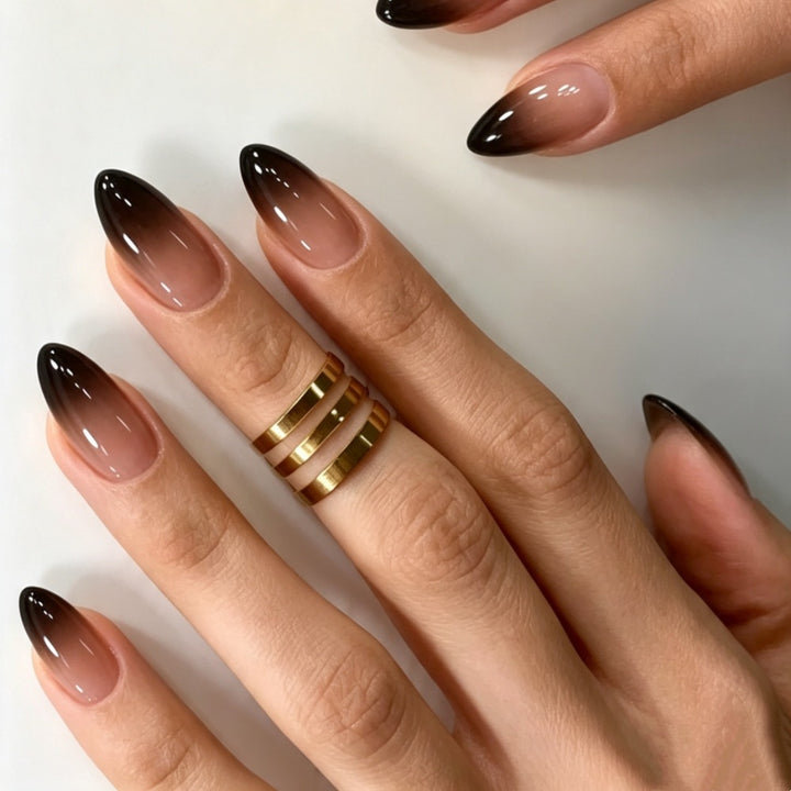 Kunstnägel mit Elegantem Ombre-Design und Filigranem Rand Karnz